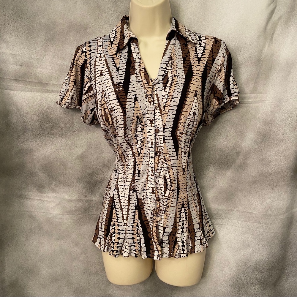 Neutral print multicolor button up blouse.
